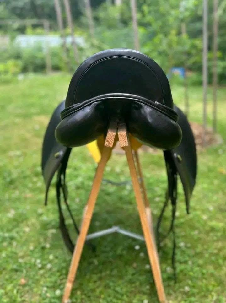 selle de dressage amerigo classic pinerolo (taille 17,5" – largeur +1,5) selle de dressage amerigo classic pinerolo (taille 17,5" – largeur +1,5)